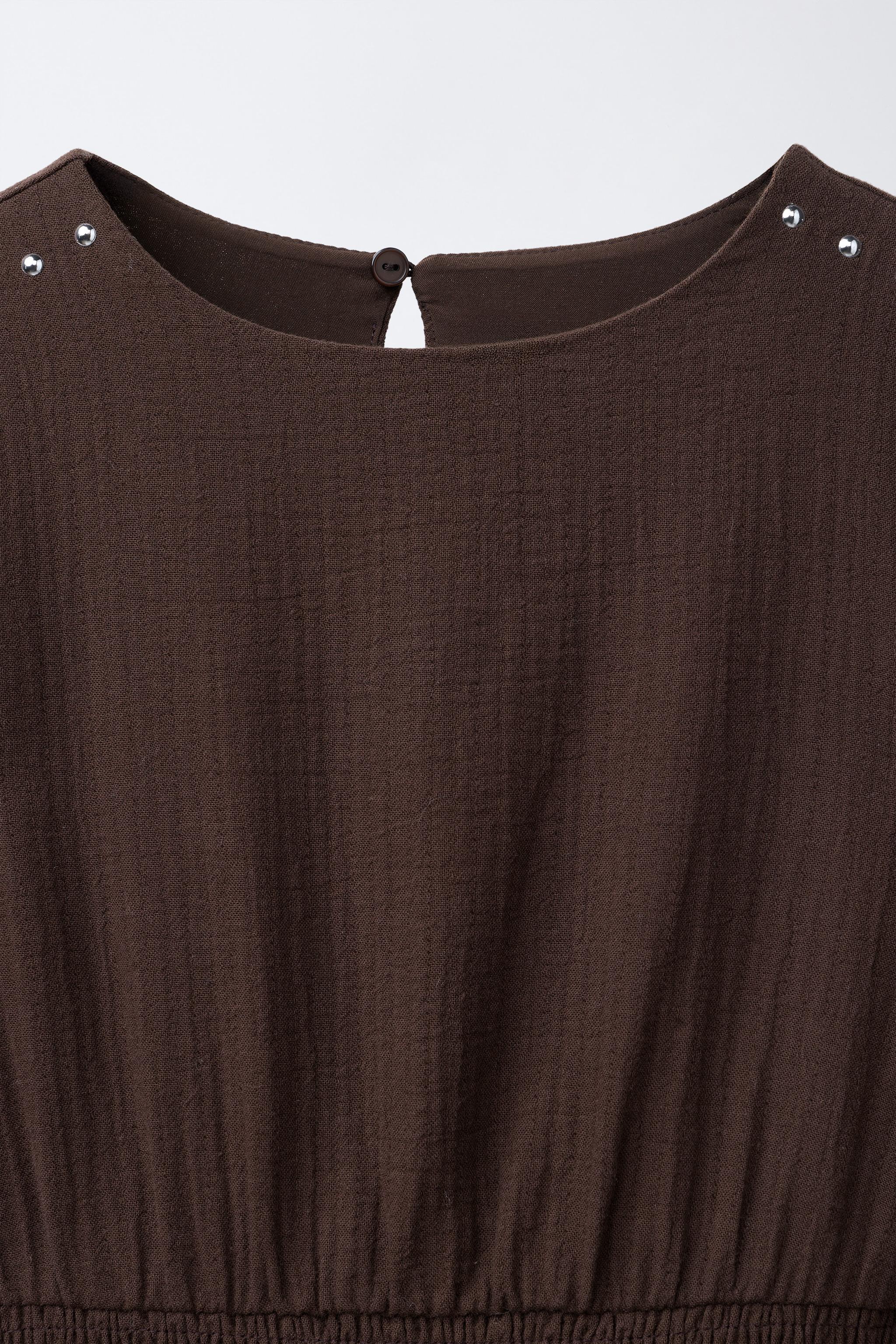 ROBE TEXTURÉE À VOLANTS ET CLOUS